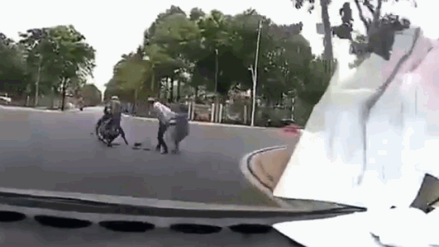 Video: Bị giật dây chuyền khi đang dừng đèn đỏ, người phụ nữ tay không quật ngã tên cướp