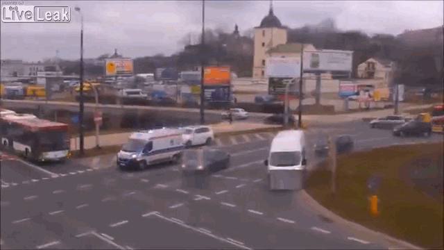 Camera giao thông: Xe hơi tông lật xe cứu thương giữa ngã tư