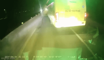 Camera giao thông: Phóng tốc độ kinh hoàng, 2 thanh niên tông thẳng vào đuôi xe khách