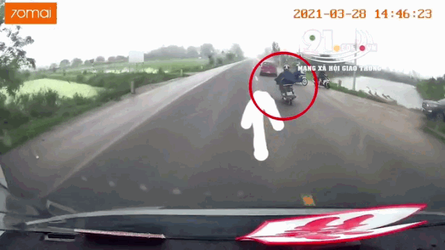 Camera giao thông: Tài xế đánh lái xuất thần, kịp thời cứu mạng người đàn ông đi xe máy