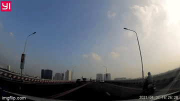 Camera giao thông: Xe máy ngang nhiên di chuyển vào làn cấm trên cầu Thăng Long