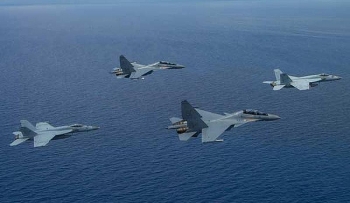 "Hổ mang chúa" Su-30MKM tự tin sải cánh giữa dàn chiến đấu cơ Mỹ