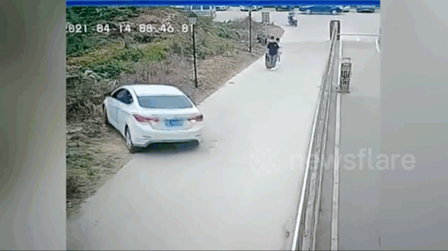 Camera giao thông: Nữ tài xế lùi xe bất cẩn khiến ô tô lủng lẳng trên lan can