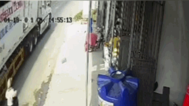 Camera giao thông: Cố vượt container, người phụ nữ trượt nhào vào gầm xe