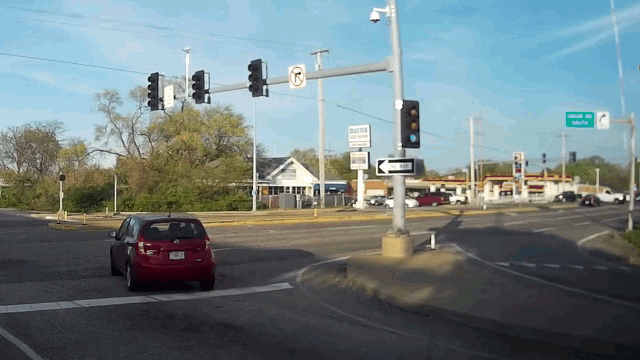 Camera giao thông: Nữ tài xế lao xe như tên bắn vào cửa hàng ô tô