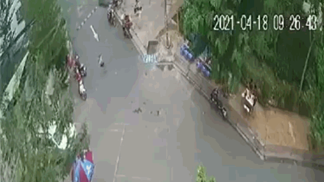 Camera giao thông: Sau khi tông trúng hai mẹ con, nữ tài xế lao thẳng xe vào gốc cây