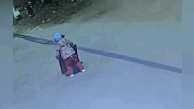 video to mo mo nap cong thoat nuoc be trai suyt mat mang