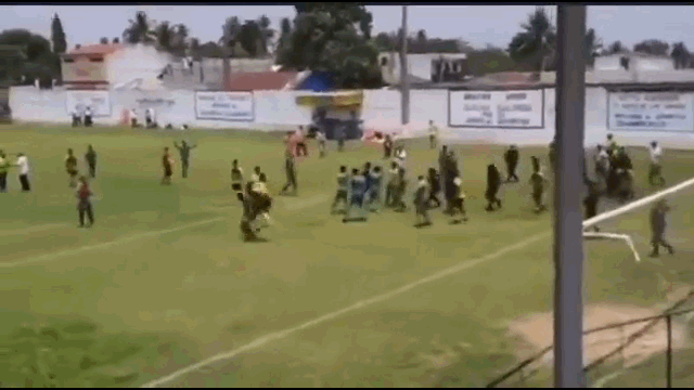 Video: Cầu thủ hai đội hỗn chiến trên sân, cảnh sát bất lực đứng nhìn