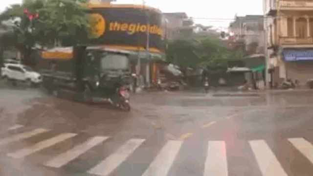 Camera giao thông: Văng xuống đường sau va chạm, thanh niên lồm cồm bò khỏi đầu xe tải