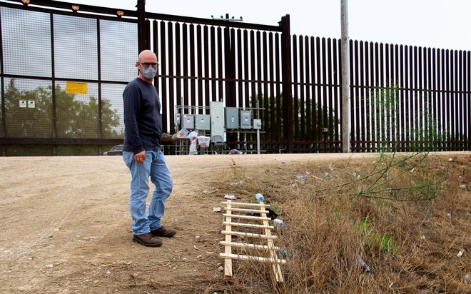 Bức tường biên giới hàng tỷ USD thời ông Trump bị người nhập cư trèo qua dễ 