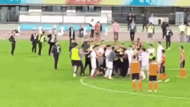 Video: Huấn luyện viên bị trọng tài đấm nhập viện