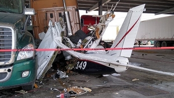 Máy bay lao xuống đường cao tốc ở Mexico khiến 6 người tử nạn