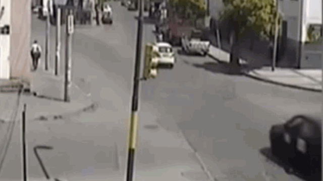 Camera giao thông: Gây tai nạn, tài xế taxi còn tranh thủ 