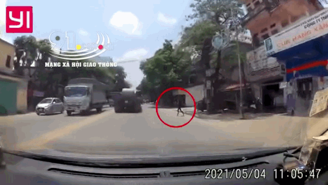 Camera giao thông: Tài xế xử lý xuất thần, cứu mạng cô bé ngã văng trước đầu ô tô