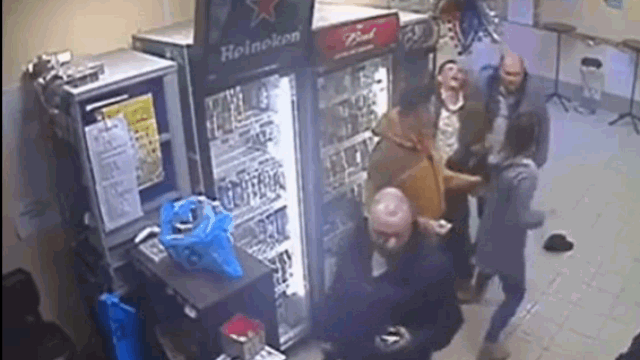 Video: Say rượu còn đánh người, gã đàn ông nhận cái kết 'nao lòng'