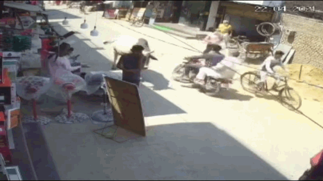 video dang dung truoc cua hang nguoi dan ong bi bo dien huc vang