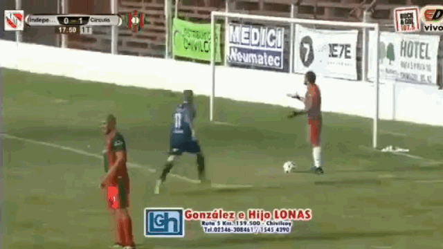 Video: Mải đứng cãi nhau, thủ môn để đối phương cướp bóng rồi sút tung lưới