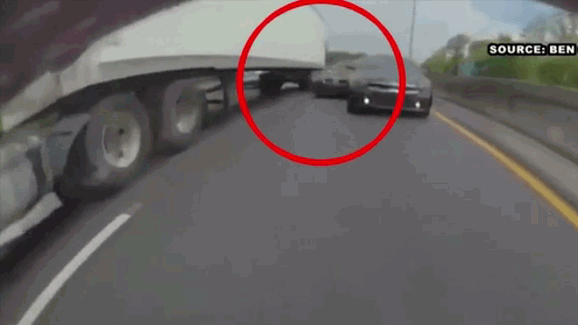 Camera giao thông: Kinh hoàng cảnh sedan mất lái tự lao vào gầm container