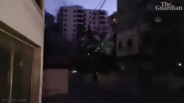 Video: Kinh hoàng khoảnh khắc chung cư 13 tầng đổ sập vì tên lửa Israel