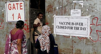 New Delhi đóng cửa 125 trung tâm tiêm chủng vì cạn kiệt nguồn cung vaccine