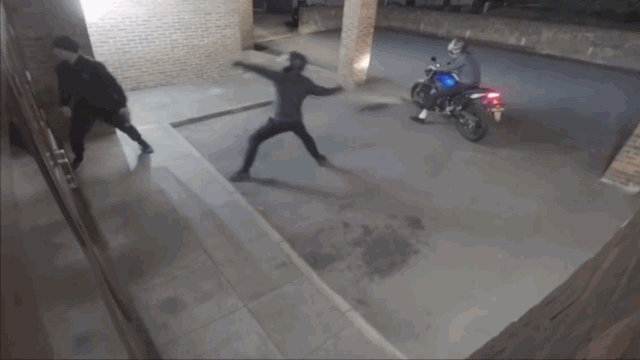 Video: Rủ nhau đi ăn trộm, thanh niên bị đồng bọn ném gạch vào đầu, lăn ra ngất xỉu