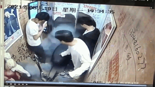 Video: Xe đạp điện bất ngờ phát nổ trong thang máy