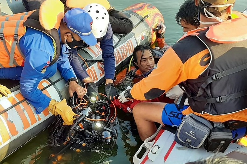 Lật thuyền ở đảo Java vì khách mải chụp ảnh tự sướng, 7 người tử vong