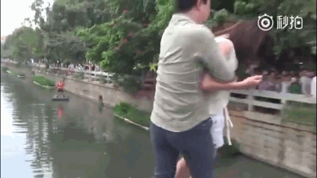 Video: Chồng không đồng ý cho kiểm tra điện thoại, vợ kien quyết đòi nhảy sông tự tử