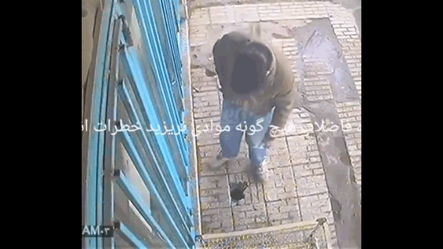 Video: Ném thuốc lá vào cống gây nổ, nam thanh niên bất ngờ bị hất văng
