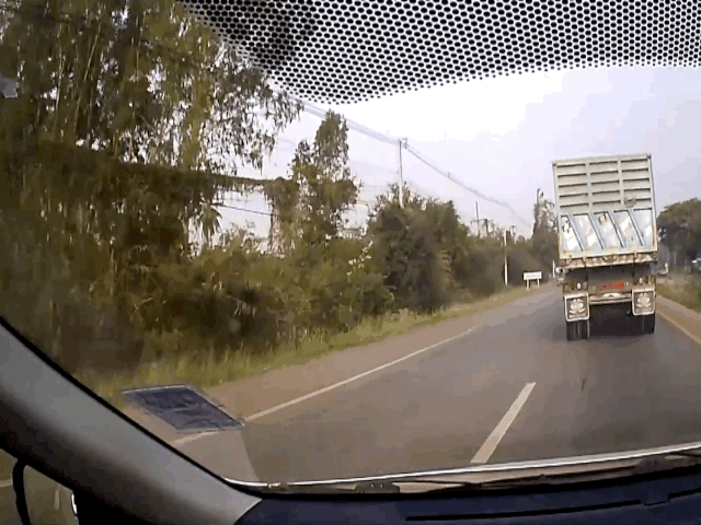 Camera giao thông: Xe tải văng lốp "bắn" vỡ đầu ô tô phía sau