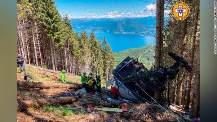 Cáp treo rơi khiến 9 người thiệt mạng, cứu hộ điều trực thăng tới cứu nạn