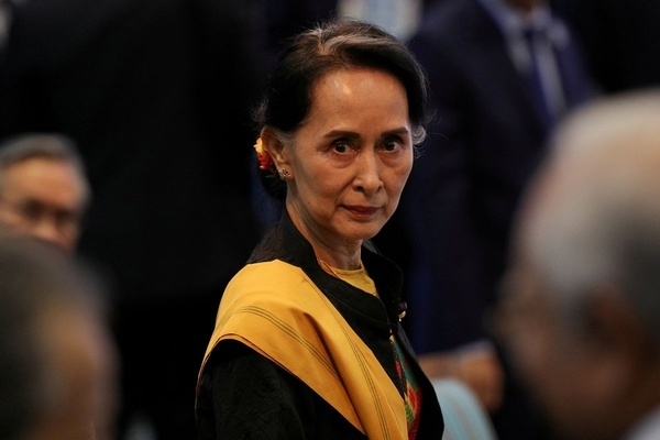 Bà Aung San Suu Kyi xuất hiện tại toà với thần thái 'khó tin'
