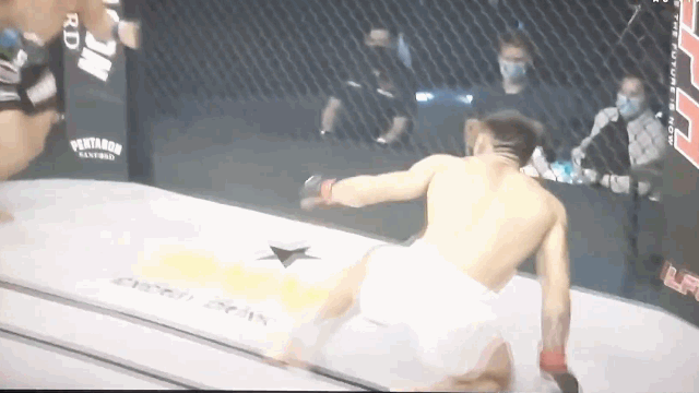 Video: Dính đòn "gối bay" của đối thủ, võ sĩ gục ngay trên sàn