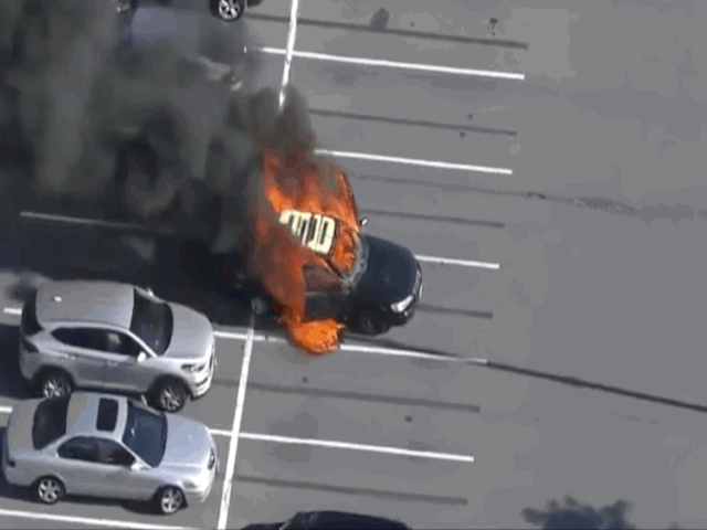 Camera giao thông: Tài xế vừa sát khuẩn tay vừa hút thuốc, vô tình khiến xe cháy ngùn ngụt