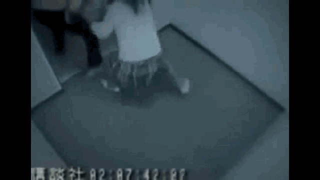 Video: Bị giật túi xách trong thang máy, cô gái 