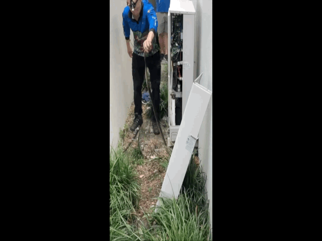 video chu nha chat vat bat ran khung tron trong dieu hoa