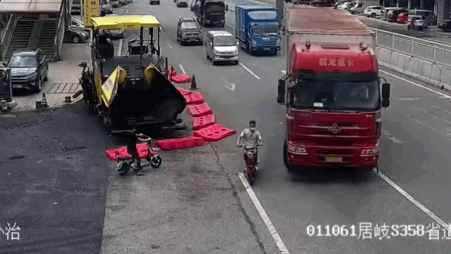 Camera giao thông: Phản xạ cực nhanh, nam thanh niên thoát nạn sau khi bị cuốn vào gầm xe tải