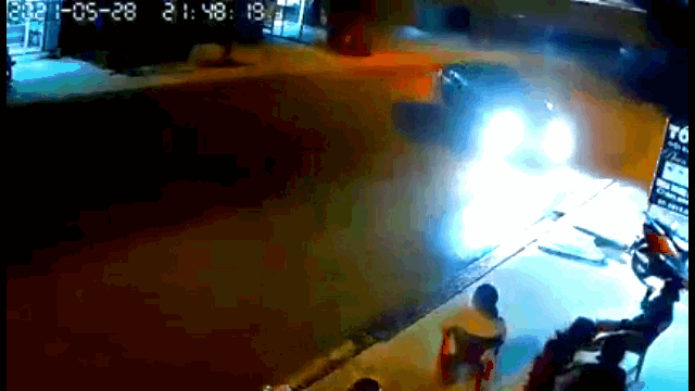 Camera giao thông: Tông vào ô tô đang quay đầu, 2 thanh niên bắn lên không