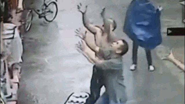 Video: Thót tim khoảnh khắc người đàn ông giơ tay hứng trọn em bé rơi từ tầng 2