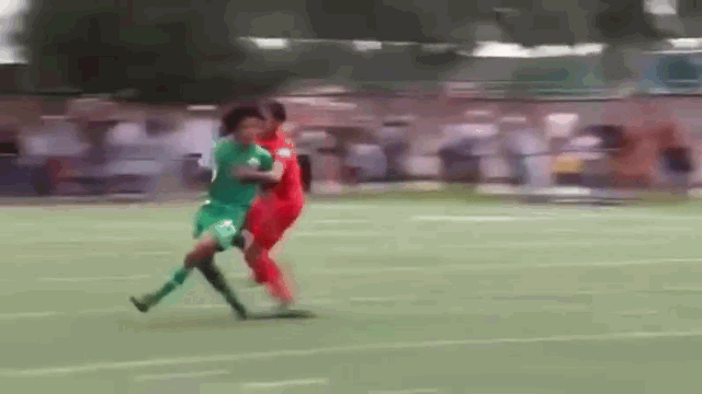 Video: Thua trận, cả đội bóng lao vào đấm cầu thủ đối phương bất tỉnh