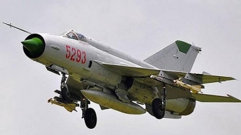 Video: Tiêm kích MiG-21 mất lái, cắm đầu xuống đất trong cuộc diễu hành quân sự