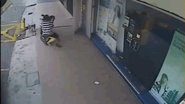 Video: Bị cướp túi xách trên phố, cô gái có màn "phản đòn" cực gắt