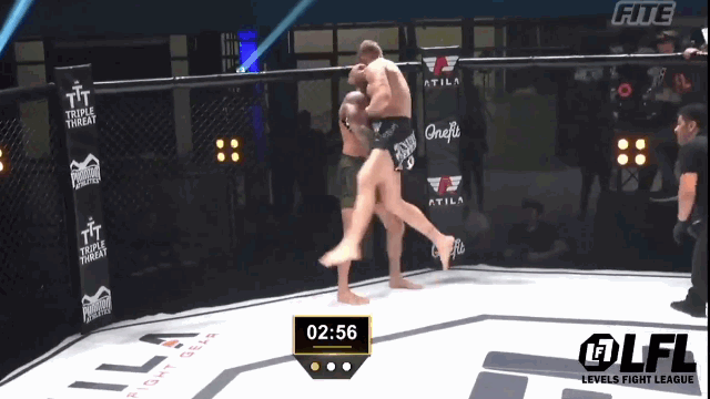 Video: Bị đối thủ quật ngã, võ sĩ MMA lật ngược thế cờ một cách khó tin