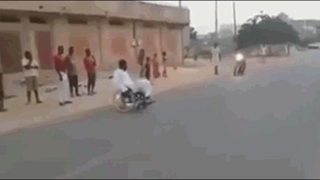Video: Thanh niên đang ngồi xe lăn bỗng bật dậy chạy như bay khi xe máy lao tới