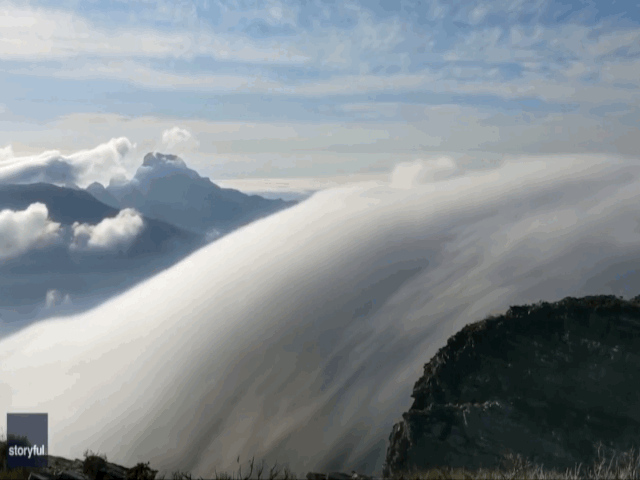 Cảnh tượng hiếm gặp: Mây cuộn hùng vĩ như thác nước chảy ngược
