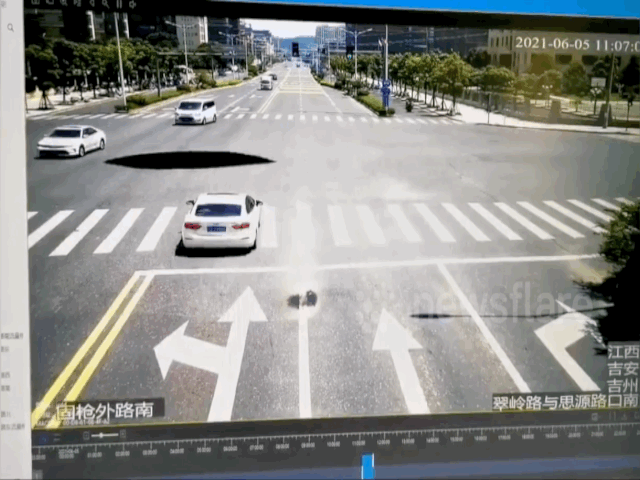 Camera giao thông: Ô tô đang chạy bon bon bất ngờ rơi xuống "hố tử thần"