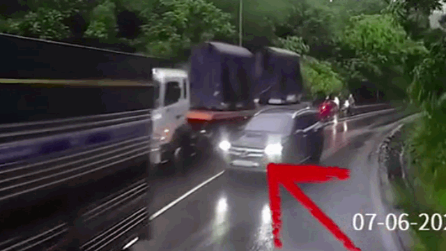 Camera giao thông: Cố tình vượt ẩu, Mercedes suýt bị "kẹp chả" ở khúc cua