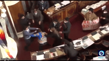 Video: Nghị sĩ Bolivia lao vào ẩu đả, đấm đá nhau túi bụi giữa nghị trường