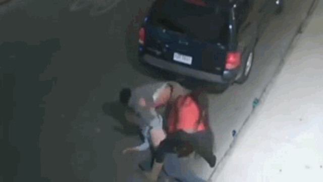 Video: Người đàn ông bị 2 phụ nữ khống chế để cướp ví và điện thoại