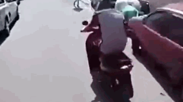 Video: Cảnh sát truy đuổi, tung cước hạ gục tên trộm như phim